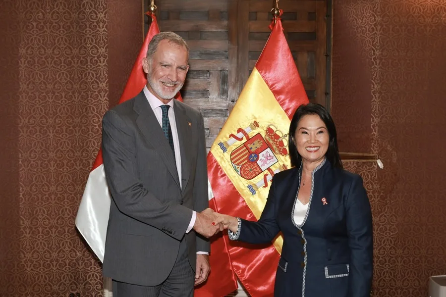 En la foto, El rey de España, Felipe VI (i), posa con la presidenta electa de Perú, Keiko Fujimori, este lunes, en el Palacio de Gobierno en Lima
