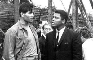 En la foto, Clint Walker y Muhammad Ali