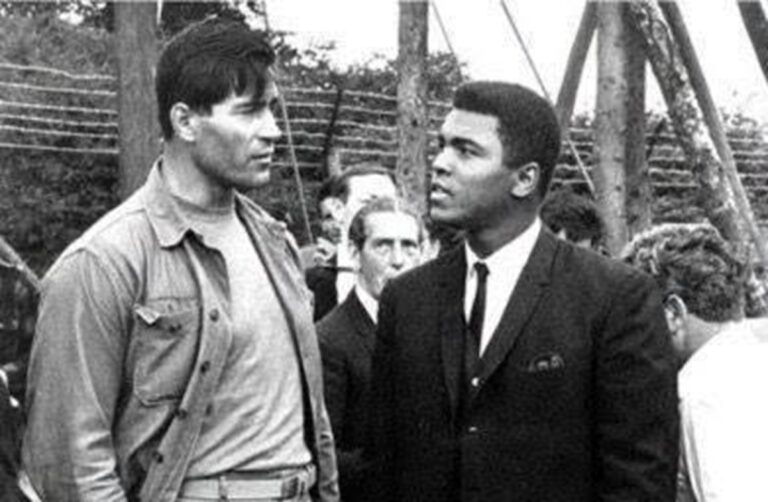 En la foto, Clint Walker y Muhammad Ali