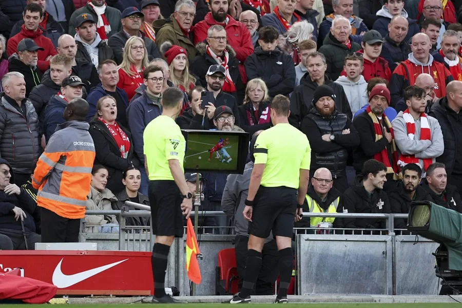 En la foto, árbitros observan una jugada en el VAR