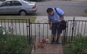 En la foto, el cartero y el perro