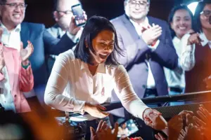 En la foto, La presidenta electa de Perú, Keiko Fujimori (c), saluda a simpatizantes durante su primer discurso tras ser declarada presidenta electa de Perú