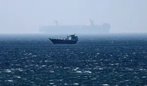 En la foto, barcos navegando por el estrecho de Ormuz, vistos desde Omán