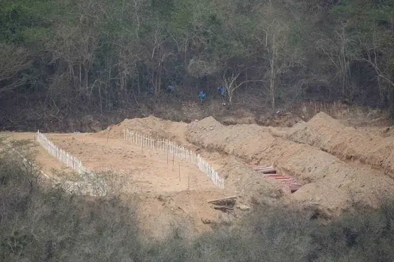 En la foto, labores de excavación en el cementerio municipal La Esperanza este lunes, en Carayaca (Venezuela)