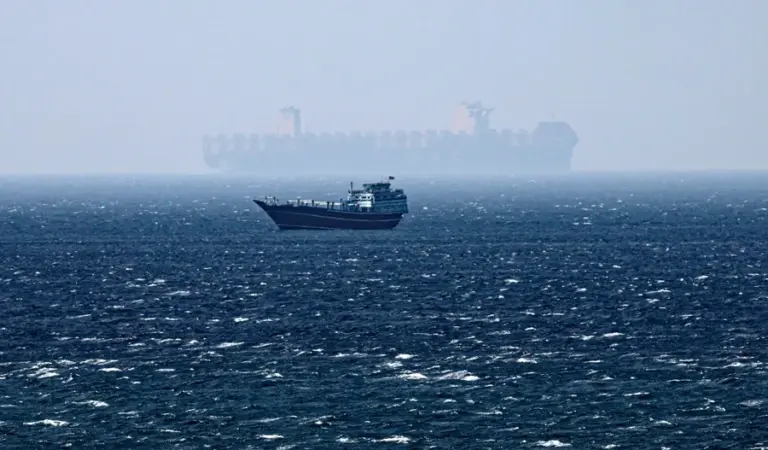Irán reivindica su control sobre el estrecho de Ormuz y rechaza el diálogo de seguridad regional en Baréin 1 En la foto, barcos navegando por el estrecho de Ormuz, vistos desde Omán