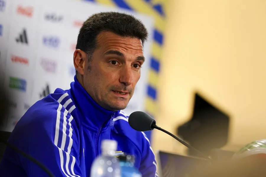 Lionel Scaloni lleva oyendo que ayudan a Argentina desde que tiene «uso de razón» 3 En la foto, El seleccionador de fútbol de Argentina, Lionel Scaloni, asiste a una rueda de prensa en Kansas City