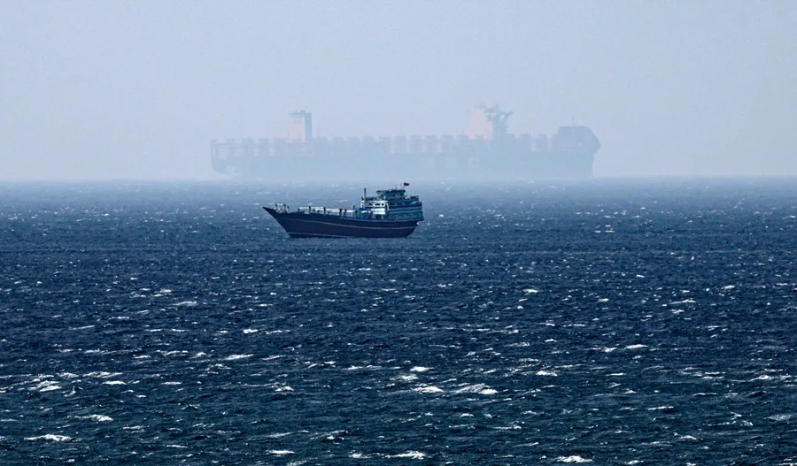 En la foto, barcos navegando por el estrecho de Ormuz, vistos desde Omán