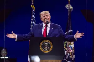 En la foto, El presidente de los Estados Unidos, Donald Trump, habla durante la celebración del 'Salute to America 250', en Washington