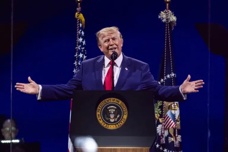 En la foto, El presidente de los Estados Unidos, Donald Trump, habla durante la celebración del 'Salute to America 250', en Washington