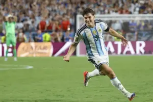 En la foto, Julián Alvarez de Argentina celebra un gol, en un partido de cuartos de final del Mundial de la FIFA 2026 entre Argentina y Suiza en el estadio Arrowhead de Kansas (EE.UU.)