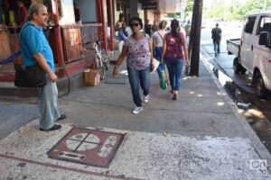 En la foto, personas caminan por La Rampa, en La Habana