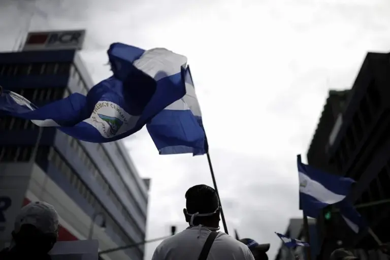 En la foto, Imagen de archivo del 7 de noviembre de 2021 de nicaragüenses exiliados protestando contra las elecciones presidenciales de su país, en San José (Costa Rica)