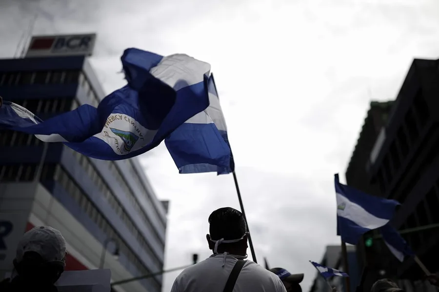 Daniel Ortega busca eliminar las elecciones en Nicaragua tras años de denuncias de fraude 3 En la foto, Imagen de archivo del 7 de noviembre de 2021 de nicaragüenses exiliados protestando contra las elecciones presidenciales de su país, en San José (Costa Rica)