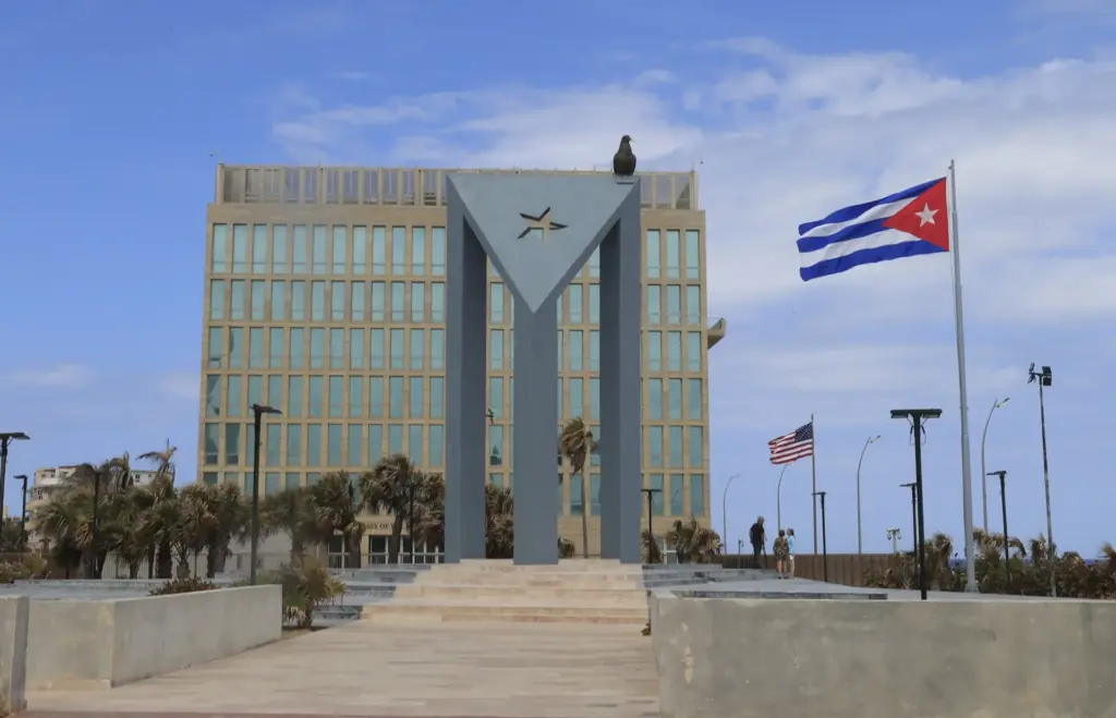 En la foto, banderas frente a la Embajada de Estados Unidos en La Haban