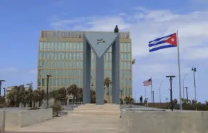 En la foto, banderas frente a la Embajada de Estados Unidos en La Haban