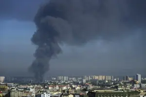 En la foto, columnas de humo sobre Kiev