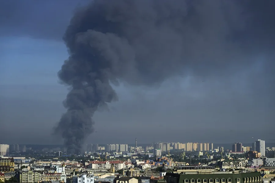 En la foto, columnas de humo sobre Kiev
