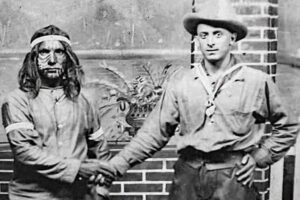 En la foto, a la derecha, Richard James Hart, hermano de Al Capone