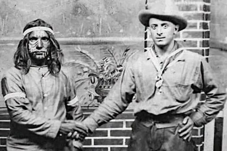 En la foto, a la derecha, Richard James Hart, hermano de Al Capone