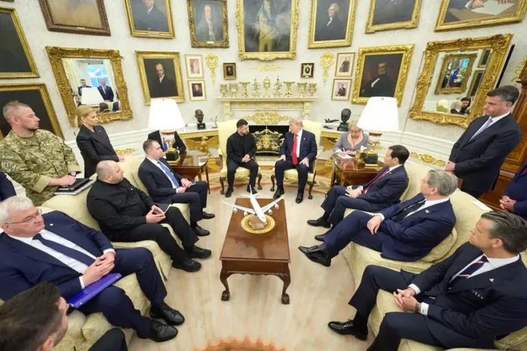 El Senado de EE.UU. avanza en las nuevas sanciones contra Rusia con la presencia de Vladímir Zelenski 9 En la foto, imagen difundida en la cuenta en X @ZelenskyyUa del presidente de Ucrania, Volodímir Zelenski (c-i), de él junto a su homólogo de EE.UU., Donald Trump, este martes, en una reunión en la Casa Blanca