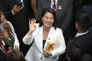 En la foto, La presidenta de Perú, Keiko Fujimori, saluda durante la vigésimo primera Ceremonia de Acción de Gracias por el Perú este jueves, celebrada por las iglesias evangélicas del país andino, en Lima