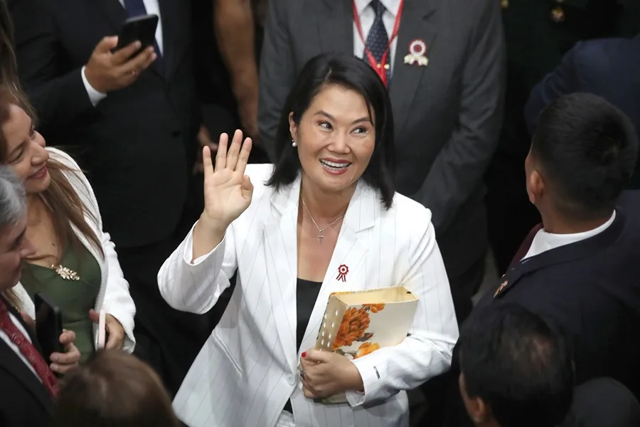 Fujimori asegura que «ningún derecho laboral será recortado» en Perú durante su gobierno 5 En la foto, La presidenta de Perú, Keiko Fujimori, saluda durante la vigésimo primera Ceremonia de Acción de Gracias por el Perú este jueves, celebrada por las iglesias evangélicas del país andino, en Lima