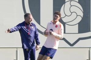 En la foto, El entrenador del FC Barcelona, Hansi Flick, y el jugador Andreas Christensen