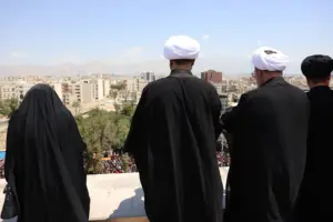 En la foto, Unos iraníes observan la ceremonia funeraria del fallecido Líder Supremo de Irán, el ayatolá Ali Jamenei, desde la azotea de un edificio en Teherán, Irán, el 6 de julio de 2026