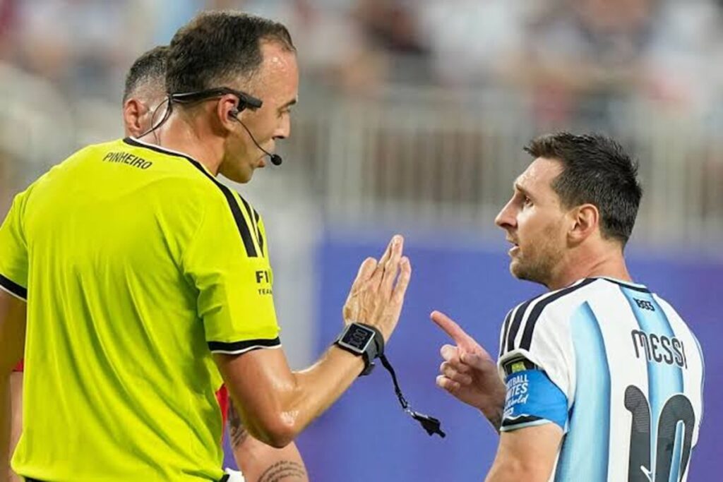 En la foto, Messi presiona al árbitro