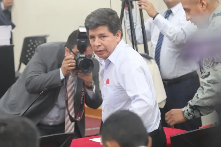 En la foto, El expresidente peruano Pedro Castillo llega a un juicio, en Lima (Perú)