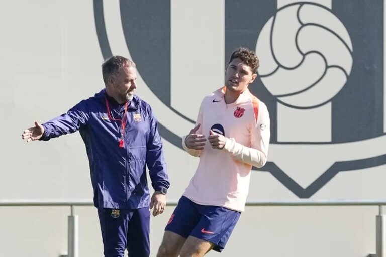 El central Andreas Christensen renueva con el FC Barcelona hasta 2028 1 En la foto, El entrenador del FC Barcelona, Hansi Flick, y el jugador Andreas Christensen