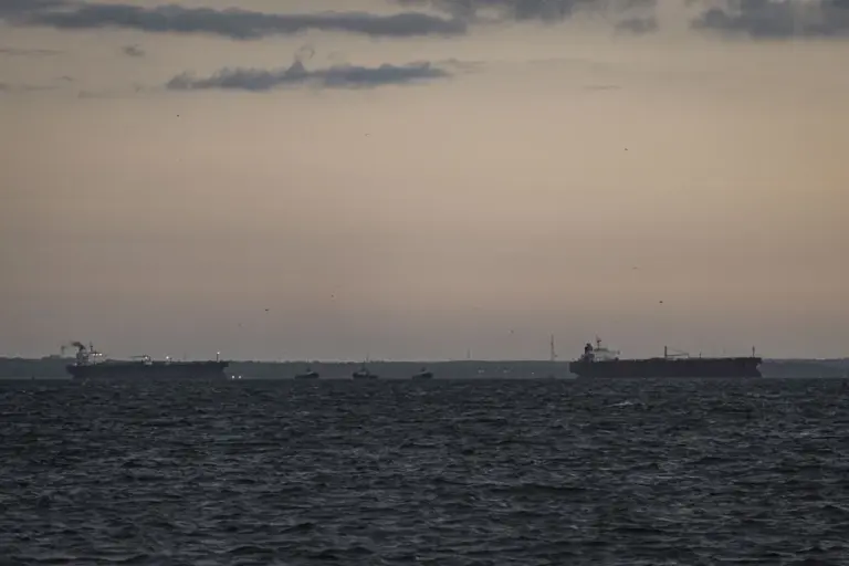 Un muerto y ocho heridos en un ataque a petroleros de Emiratos Árabes atribuido a Irán 1 En la foto, barcos petroleros en el Estrecho de Ormuz