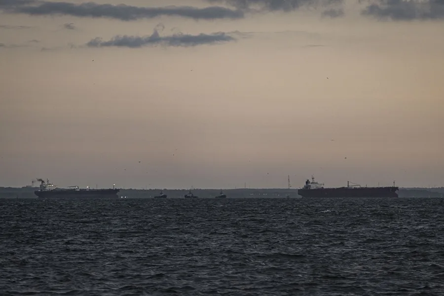 En la foto, barcos petroleros en el Estrecho de Ormuz