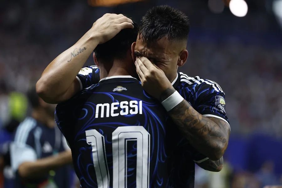 En la foto, Lautaro Martínez (D) de Argentina celebra con Lionel Messi tras marcar el gol que pone el 2-1 a favor durante el partido de semifinales de la Copa Mundial de la FIFA 2026.