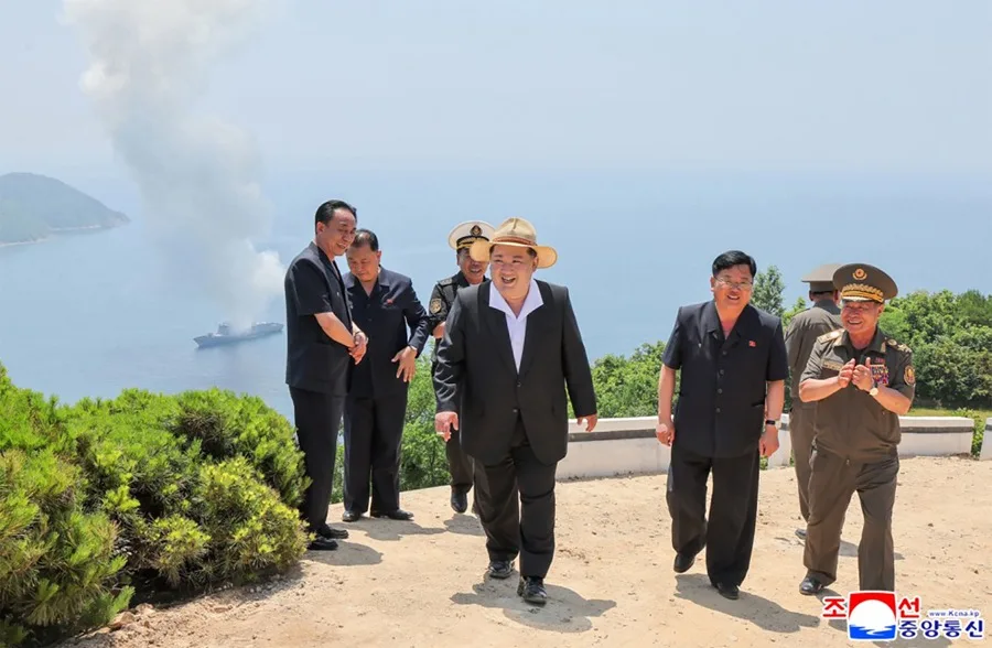 El líder norcoreano supervisa el lanzamiento de un misil de crucero desde un navío de guerra 6 En la foto, Fotografía cedida por la Agencia Estatal KCNA que muestra al líder norcoreano, Kim Jong-un, supervisando el lanzamiento de un misil de crucero desde el navío de guerra Kang Kon, dañado durante una botadura fallida el año pasado