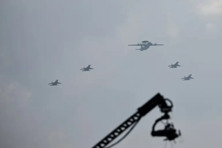 En la foto, aviones del Ejército de China
