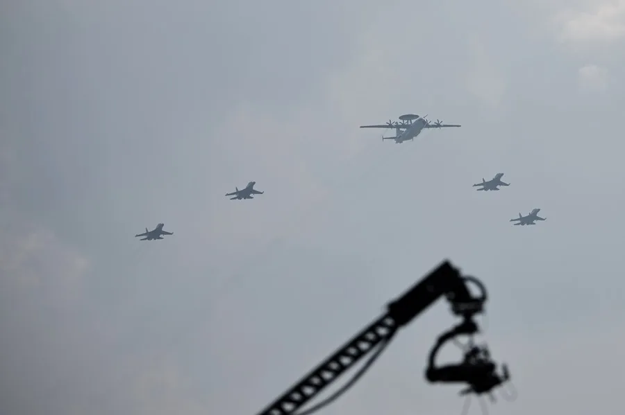 En la foto, aviones del Ejército de China