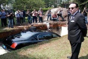 En al foto, el supuesto entierro del Bentley
