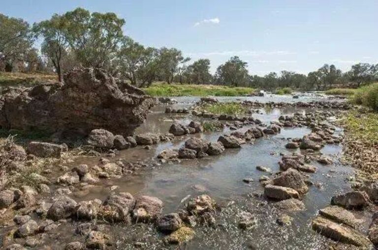 En la foto, Baiame's Ngunnhu, en Brewarrina