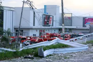 En la foto, Vista del edificio del centro comercial Aeon Mall Kumamoto, gravemente dañado, en Kashima (prefectura de Kumamoto, suroeste de Japón