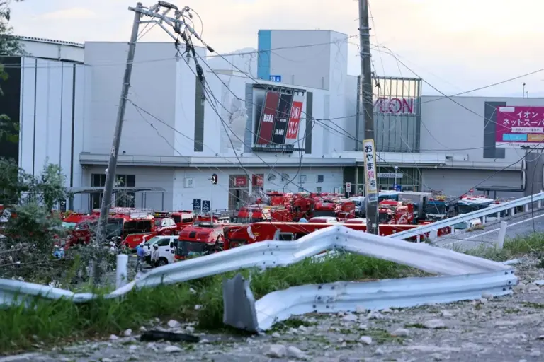 En la foto, Vista del edificio del centro comercial Aeon Mall Kumamoto, gravemente dañado, en Kashima (prefectura de Kumamoto, suroeste de Japón