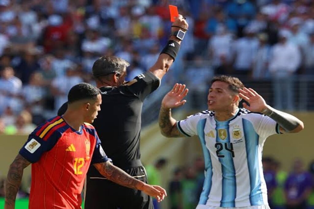 En al foto, Slavko Vincic muestra la tarjeta roja a Enzo Fernández en la final del Mundial