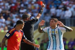 En al foto, Slavko Vincic muestra la tarjeta roja a Enzo Fernández en la final del Mundial