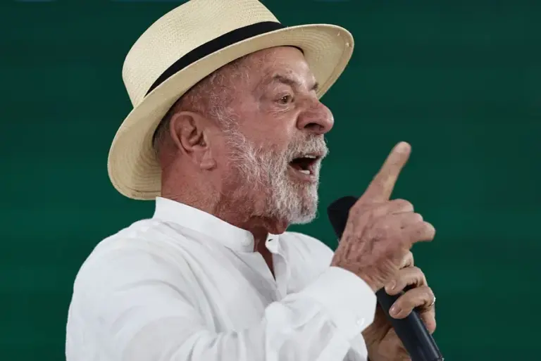 En la foto, El presidente de Brasil, Luiz Inácio Lula da Silva (d), habla durante una visita al Hospital Andaraí, en Río de Janeiro