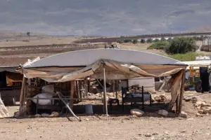 En la foto, Una de las viviendas de los palestinos que viven en Atuf, una una zona conocida como "el granero de Cisjordania", en la que Israel está expropiando tierras para edificar un muro
