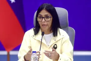 En la foto, La presidenta encargada de Venezuela, Delcy Rodríguez, habla durante una rueda de prensa este jueves, donde reveló que padece una "afección de salud", de la que no dio detalles, en Caracas