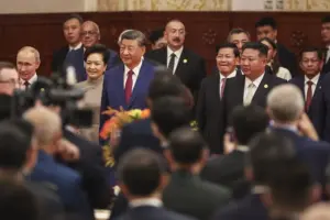 En la foto, El presidente chino, Xi Jinping (centro, arriba), el presidente ruso, Vladímir Putin (izquierda, arriba) y el líder norcoreano, Kim Jong Un (derecha, arriba), en una fotografía de archivo.