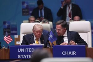 En la foto, El presidente de Estados Unidos, Donald Trump, (i) y el secretario general de la OTAN, Mark Rutte, este miércoles en Ankara