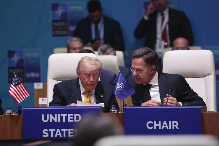 En la foto, El presidente de Estados Unidos, Donald Trump, (i) y el secretario general de la OTAN, Mark Rutte, este miércoles en Ankara