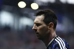 Lionel Messi de Argentina observa durante el partido de semifinales de la Copa Mundial de la FIFA 2026